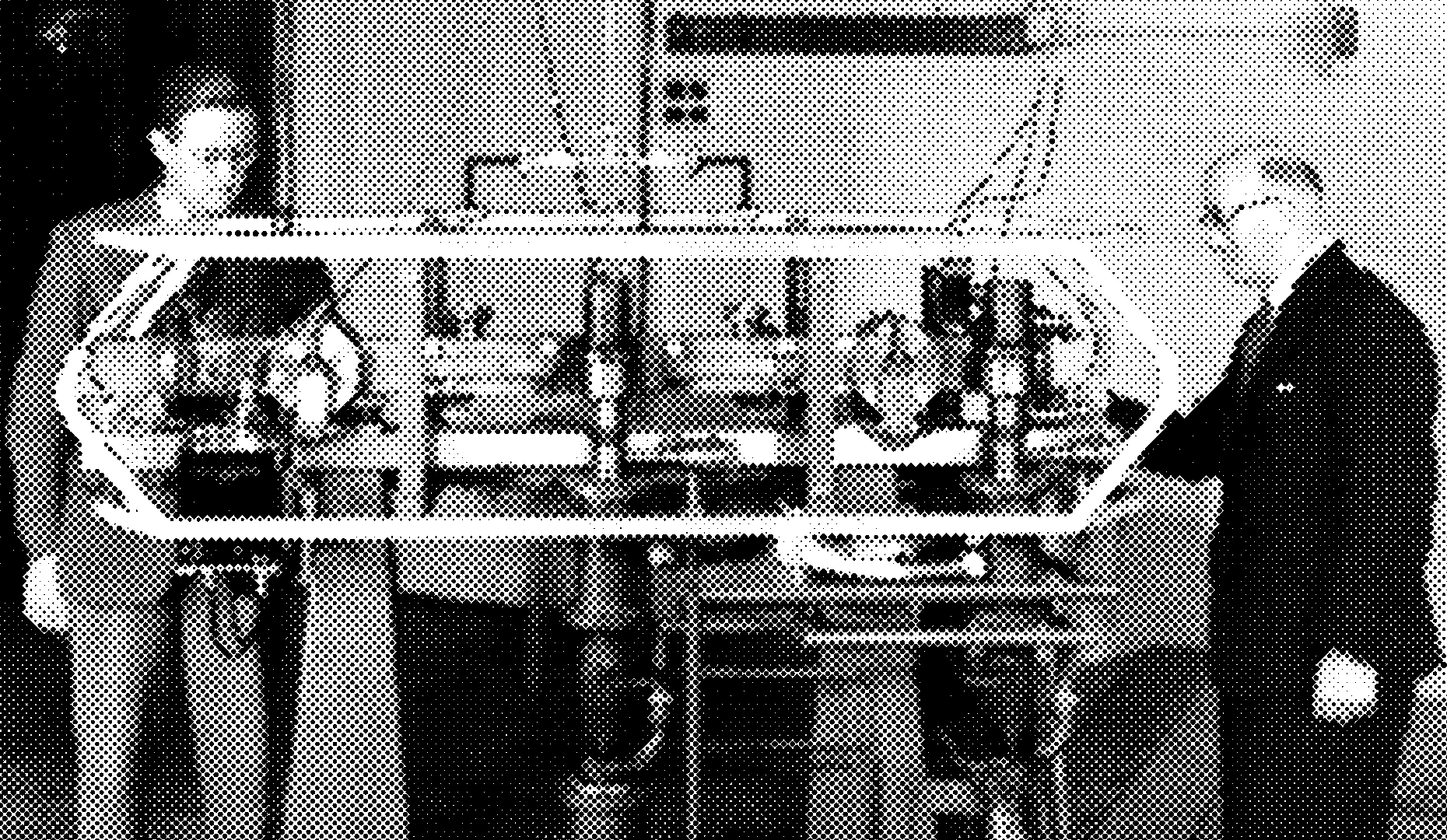 Louis Essen và J. V. L. Parry đứng hai bên chiếc đồng hồ nguyên tử caesium đầu tiên trên thế giới, một dãy thiết bị dài đặt trên bàn thí nghiệm tại Phòng thí nghiệm Vật lý Quốc gia Anh, năm 1955.